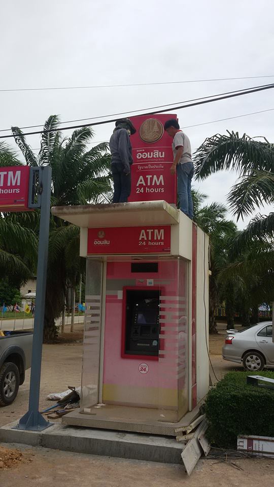 ช่างได้มาดำเนินการติดตั้งตู้ ATM ของธนาคารออมสิน