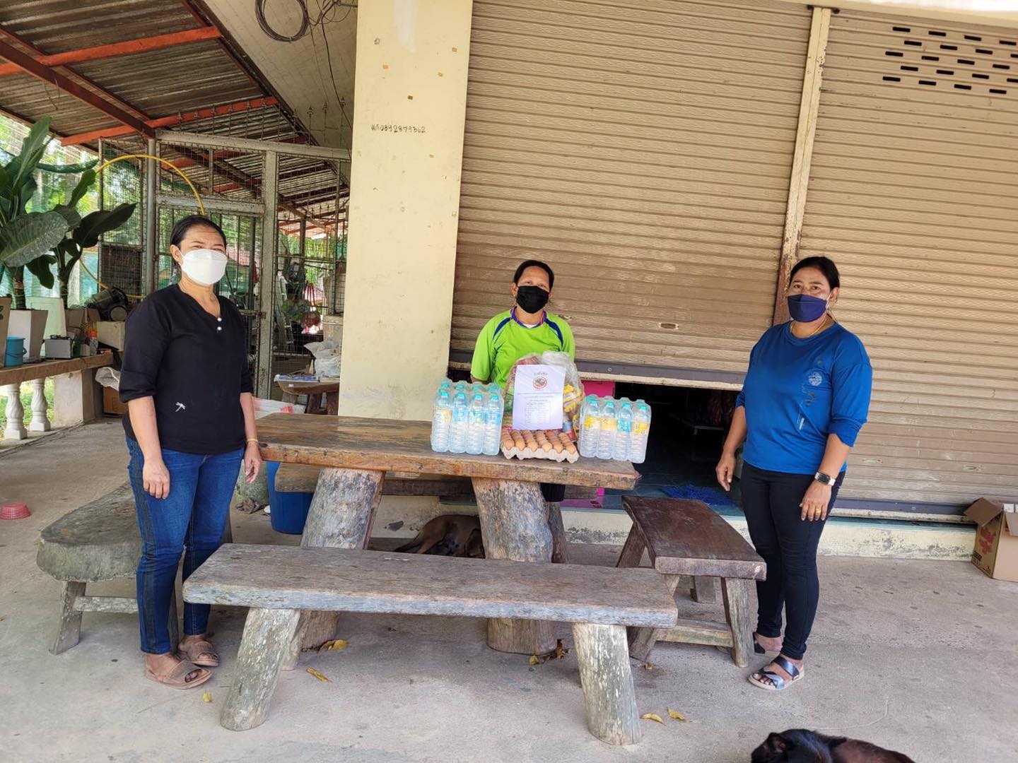 สมาชิกสภาองค์การบริหารส่วนตำบลบางงอน ลงพื้นที่ดำเนินการแจกจ่ายถุงยังชีพองค์การบริหารส่วนตำบลบางงอนให้แก่ผู้สัมผัสเสี่ยงสูงที่ต้องกักกันตัวอยู่ที่บ้าน